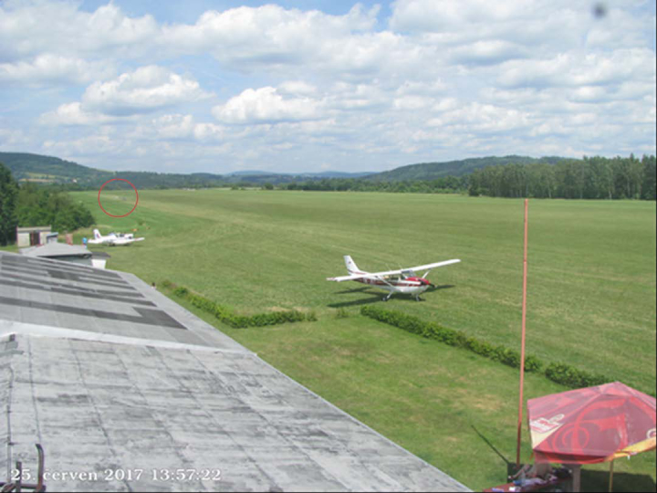 Ilustrace 3 z 3 ze zprávy ÚZPLN UZPLN-495: Událost letounu Piper L-4 Grasshopper na LKHD (Hodkovice)