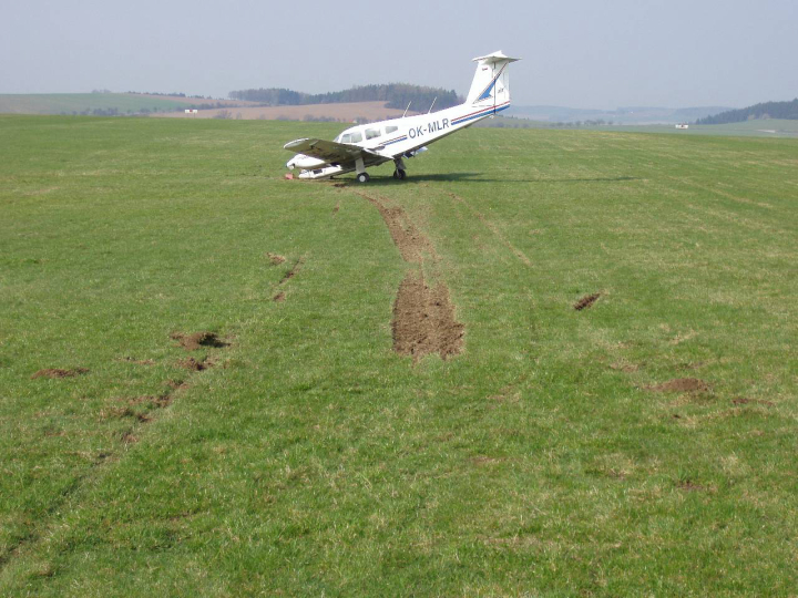 Illustration 1 of 1 from ÚZPLN report UZPLN-255: Event aircraft Pa - 44 at LKBE (Benešov)