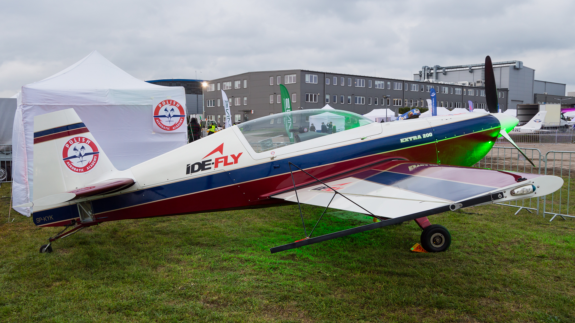 Extra 200